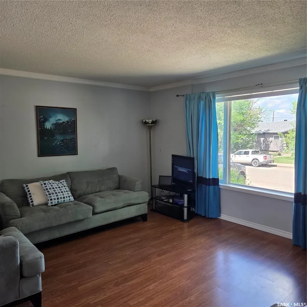 1107 Lillooet Street W Moose Jaw SK S6H 5A2