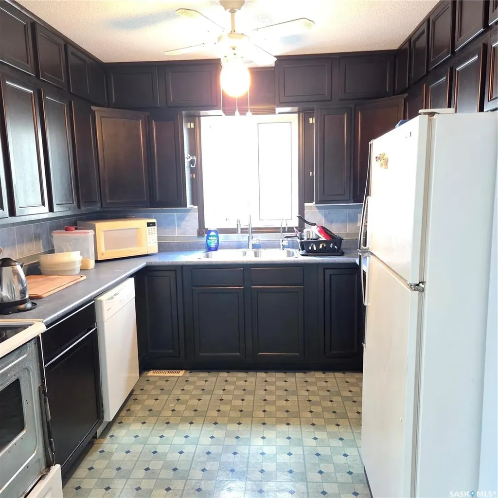 1107 Lillooet Street W Moose Jaw SK S6H 5A2