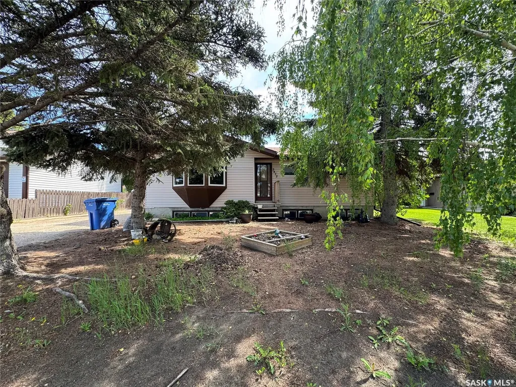 2472 Ross Crescent North Battleford SK S9A 3R3