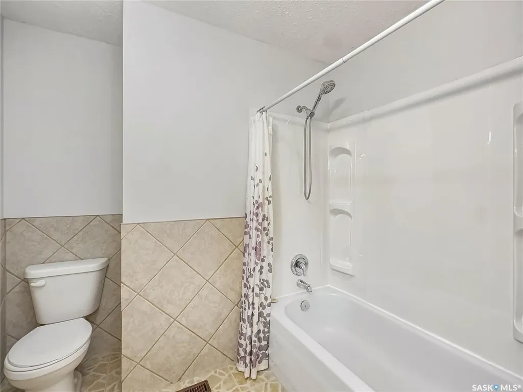 2472 Ross Crescent North Battleford SK S9A 3R3
