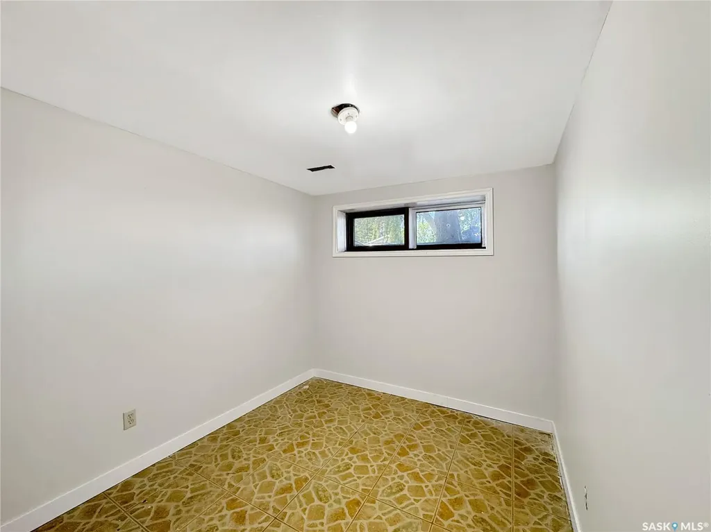 2472 Ross Crescent North Battleford SK S9A 3R3