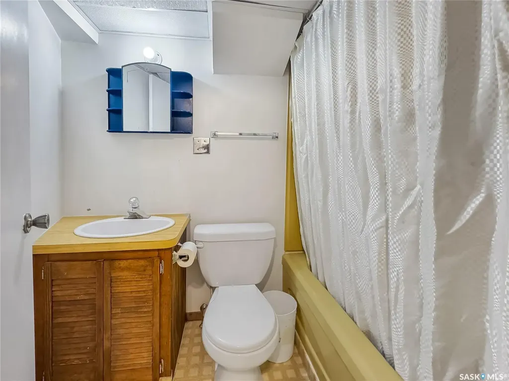 2472 Ross Crescent North Battleford SK S9A 3R3