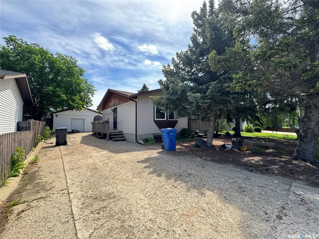 2472 Ross Crescent North Battleford SK S9A 3R3