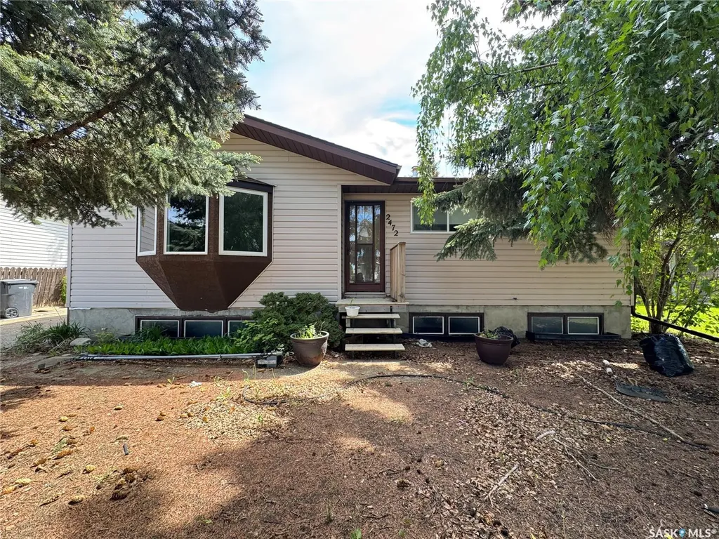 2472 Ross Crescent North Battleford SK S9A 3R3