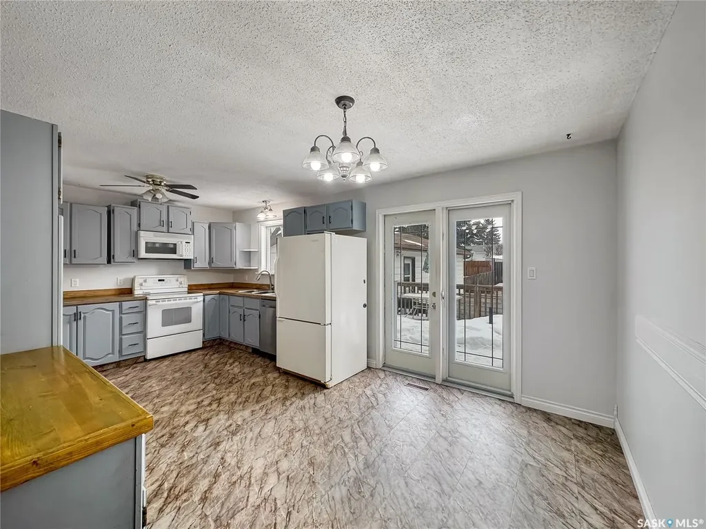 2472 Ross Crescent North Battleford SK S9A 3R3