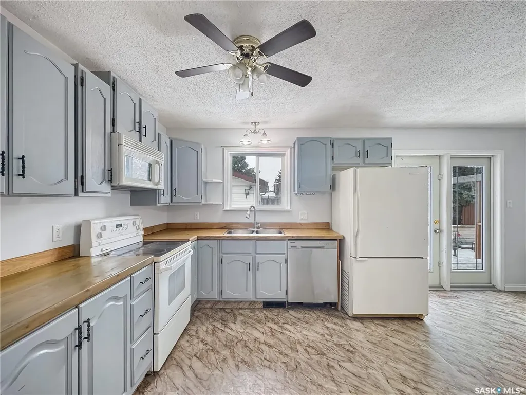 2472 Ross Crescent North Battleford SK S9A 3R3