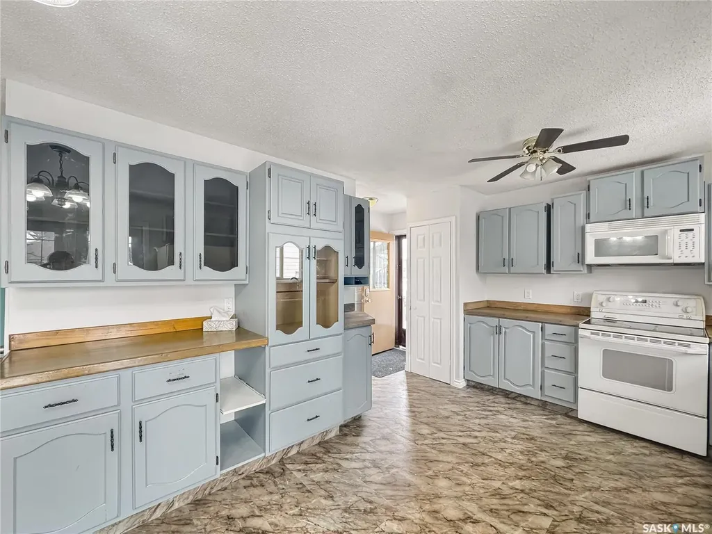 2472 Ross Crescent North Battleford SK S9A 3R3