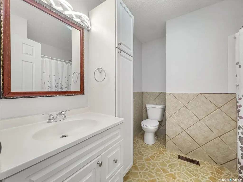 2472 Ross Crescent North Battleford SK S9A 3R3