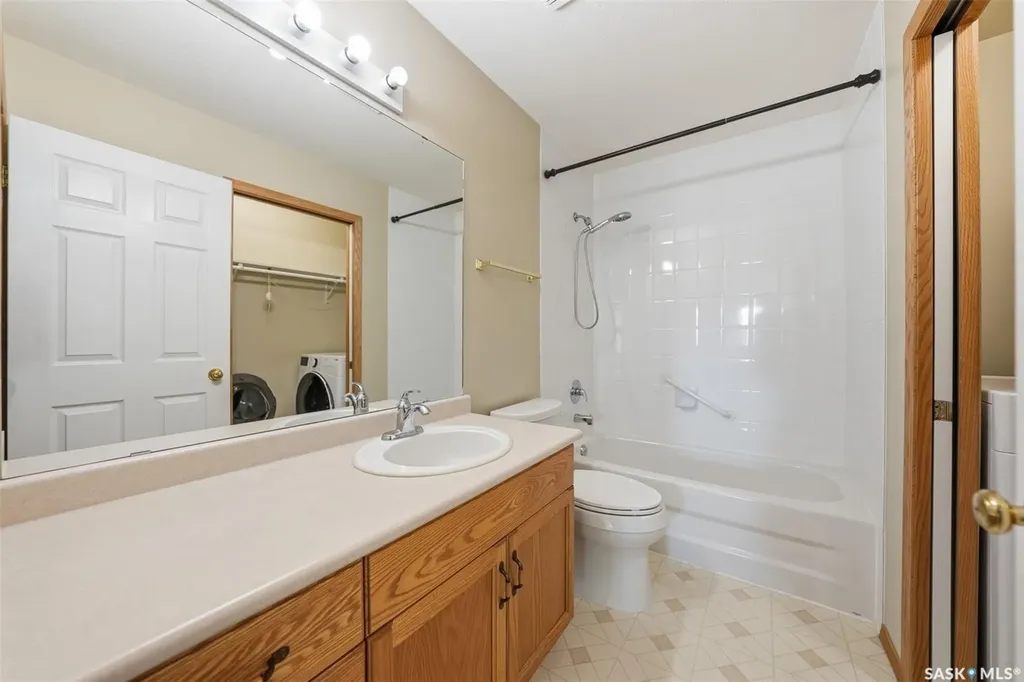 927 Heritage View Saskatoon SK S7H 5S2