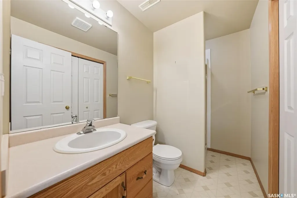 927 Heritage View Saskatoon SK S7H 5S2