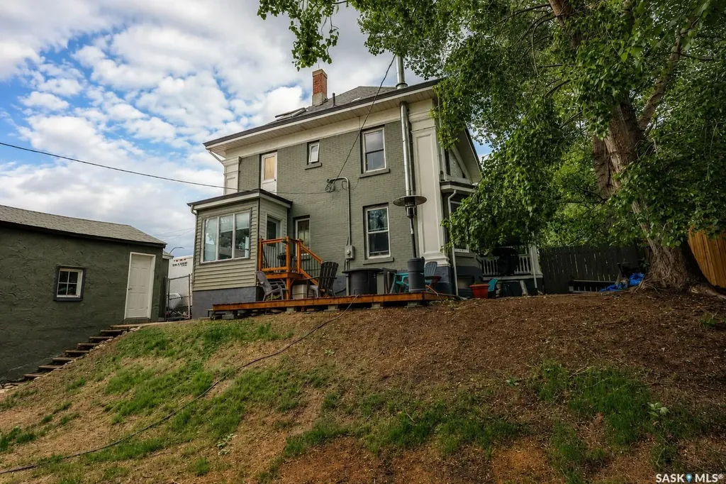 42 20th Street E Prince Albert SK S6V 1K4
