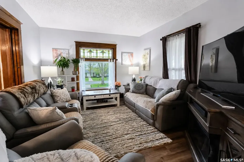 42 20th Street E Prince Albert SK S6V 1K4