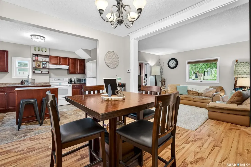 1040 Connaught Avenue Moose Jaw SK S6H 4B5