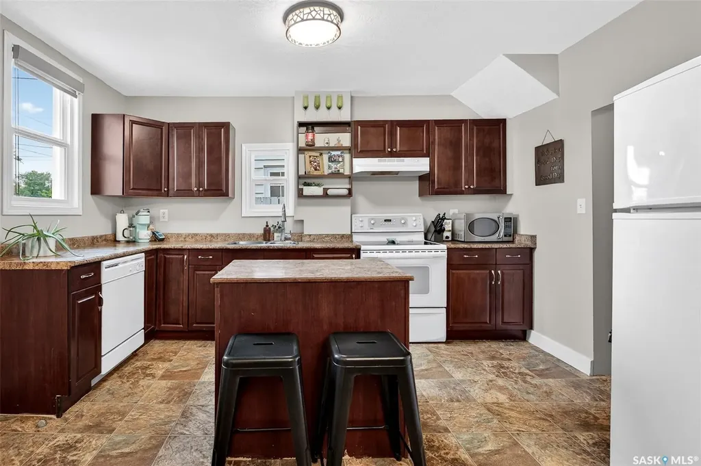 1040 Connaught Avenue Moose Jaw SK S6H 4B5