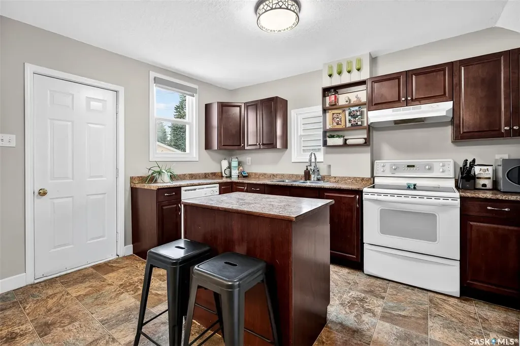 1040 Connaught Avenue Moose Jaw SK S6H 4B5