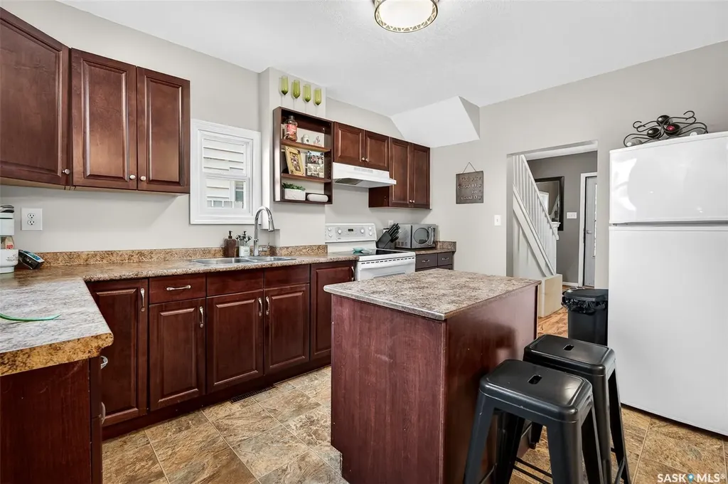 1040 Connaught Avenue Moose Jaw SK S6H 4B5