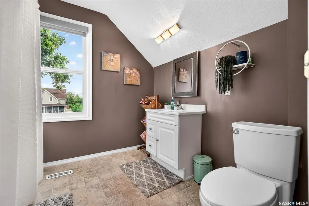 1040 Connaught Avenue Moose Jaw SK S6H 4B5