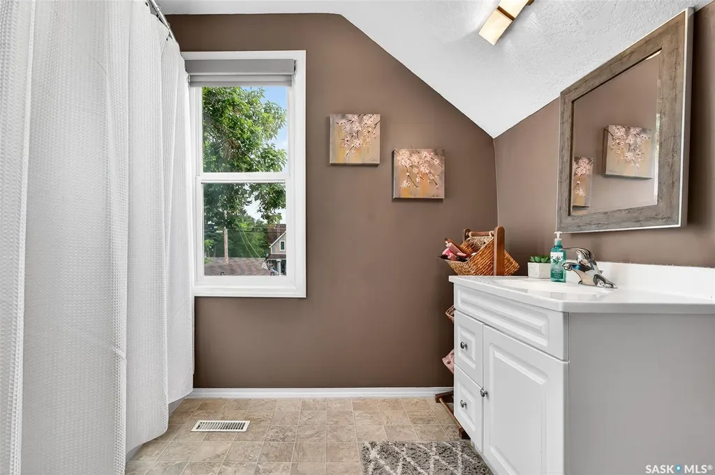 1040 Connaught Avenue Moose Jaw SK S6H 4B5