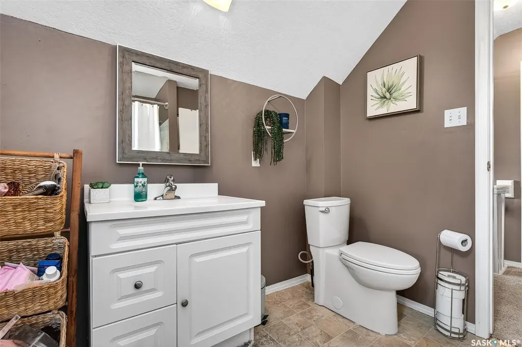 1040 Connaught Avenue Moose Jaw SK S6H 4B5