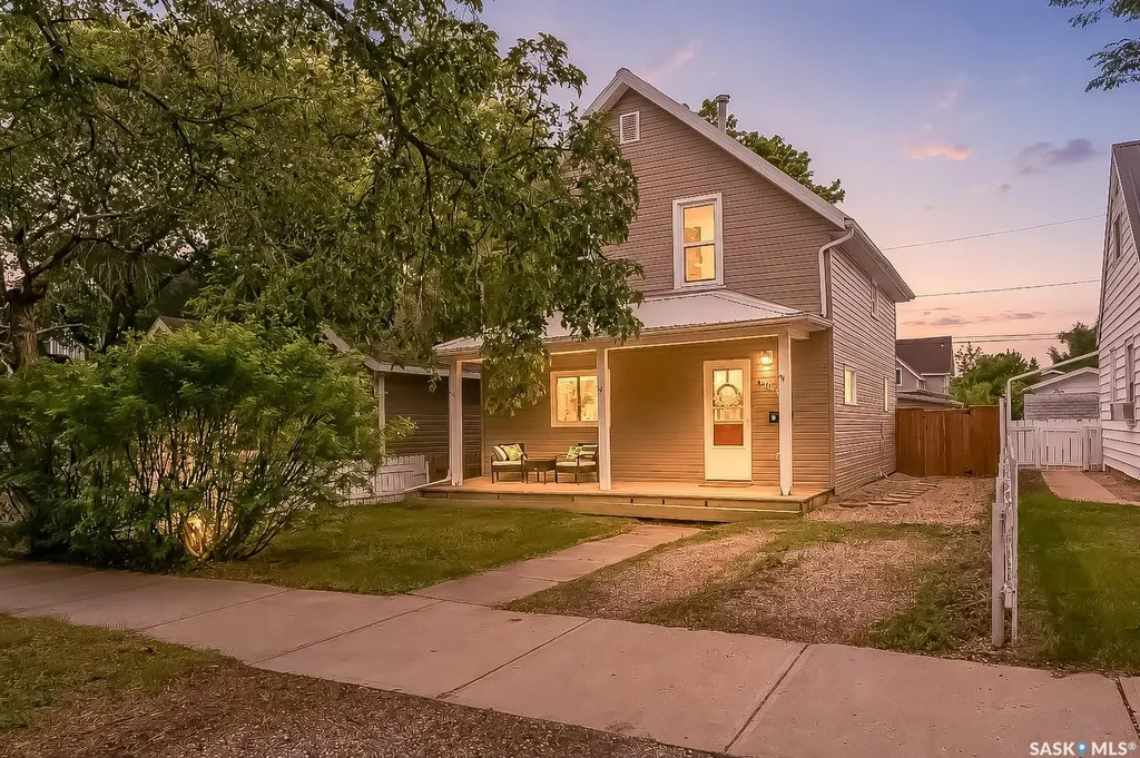 1040 Connaught Avenue Moose Jaw SK S6H 4B5