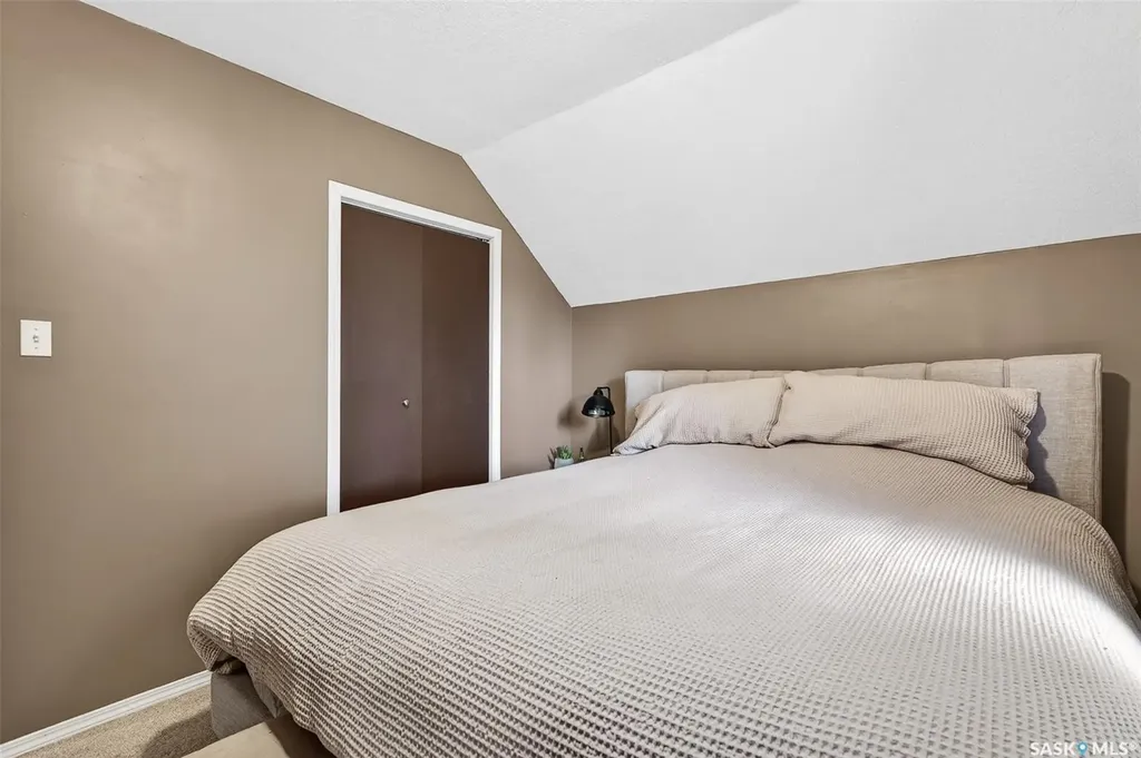 1040 Connaught Avenue Moose Jaw SK S6H 4B5