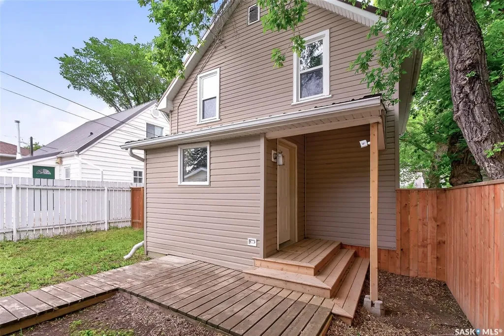 1040 Connaught Avenue Moose Jaw SK S6H 4B5