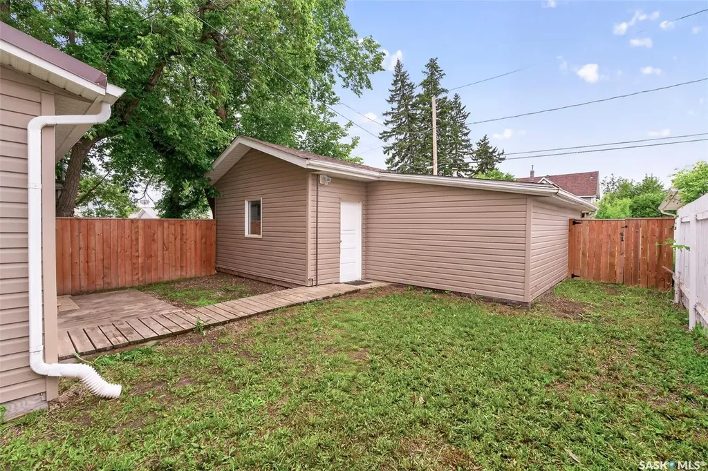 1040 Connaught Avenue Moose Jaw SK S6H 4B5