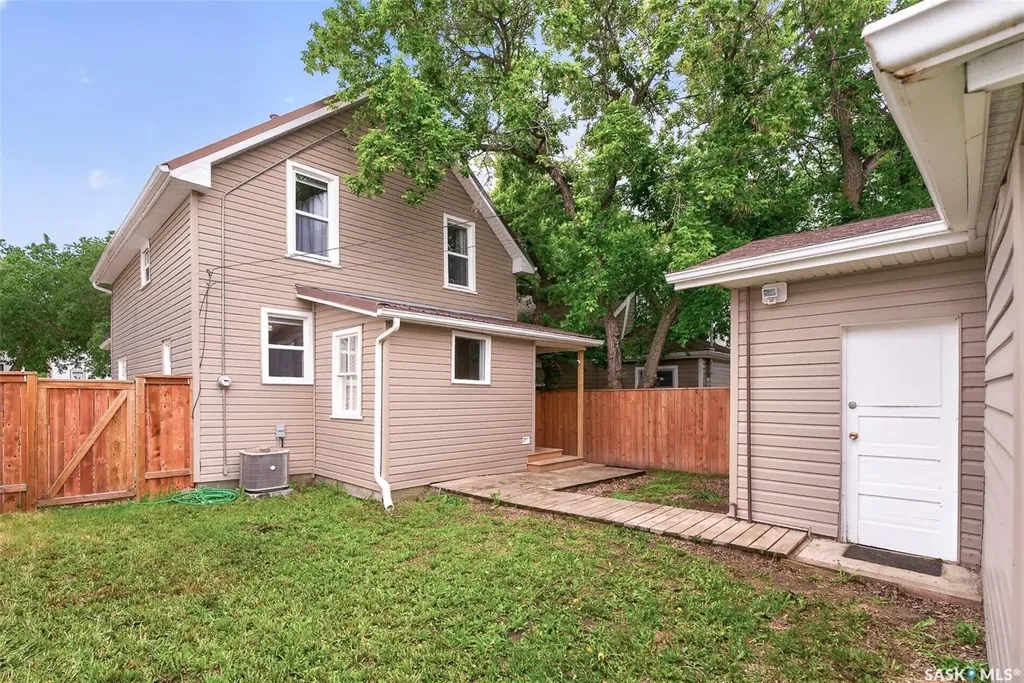 1040 Connaught Avenue Moose Jaw SK S6H 4B5