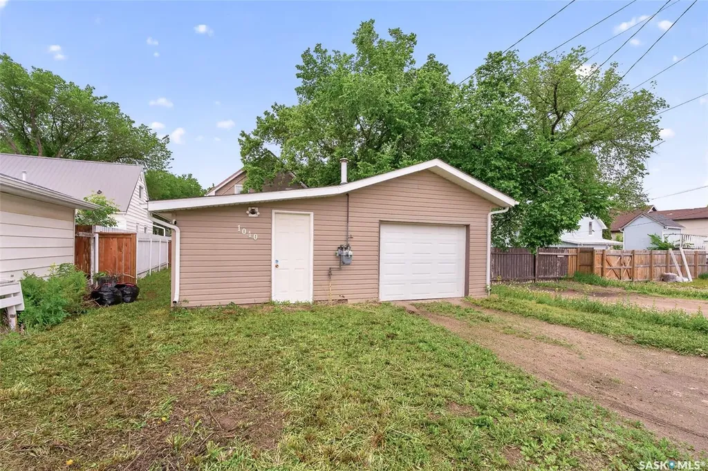 1040 Connaught Avenue Moose Jaw SK S6H 4B5