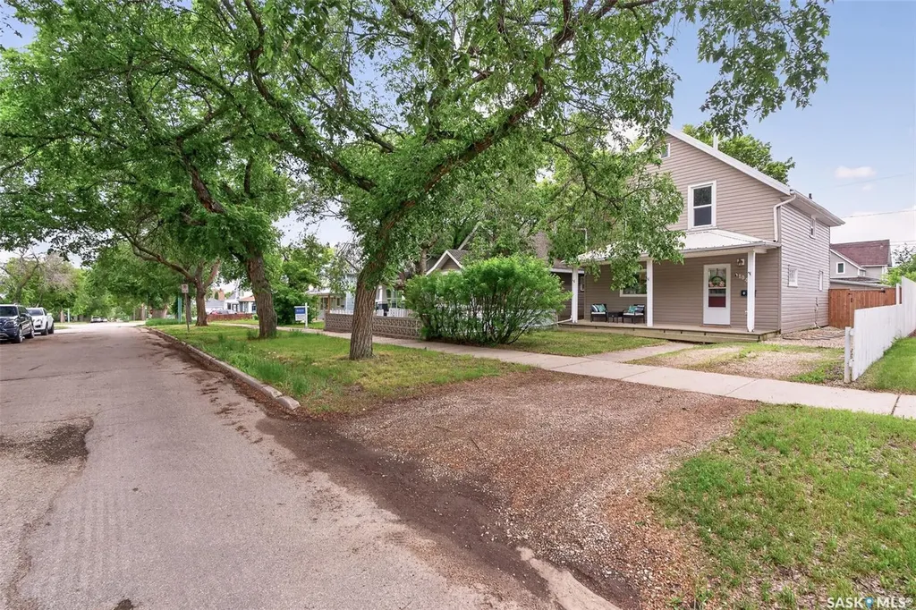 1040 Connaught Avenue Moose Jaw SK S6H 4B5