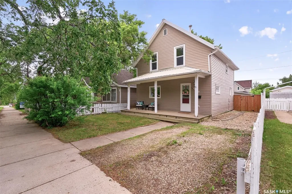 1040 Connaught Avenue Moose Jaw SK S6H 4B5