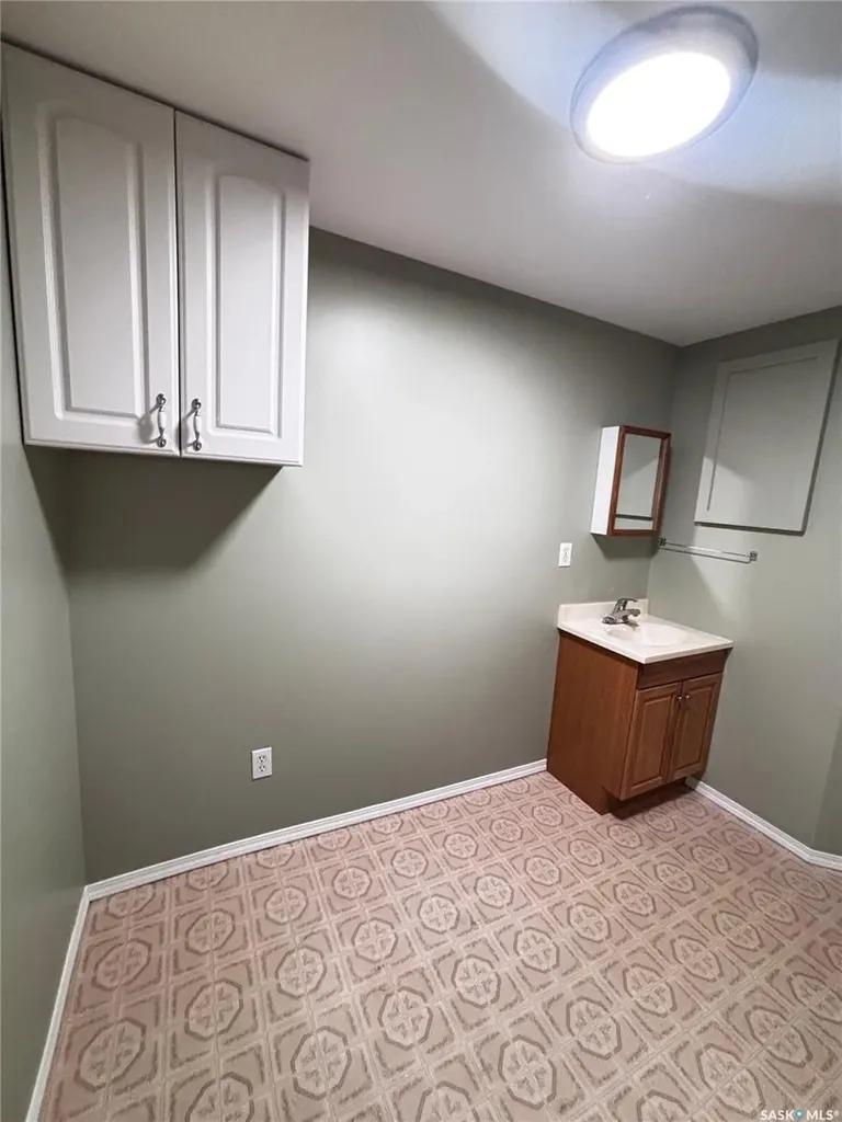1202 1st Avenue NW Moose Jaw SK S6H 3N6