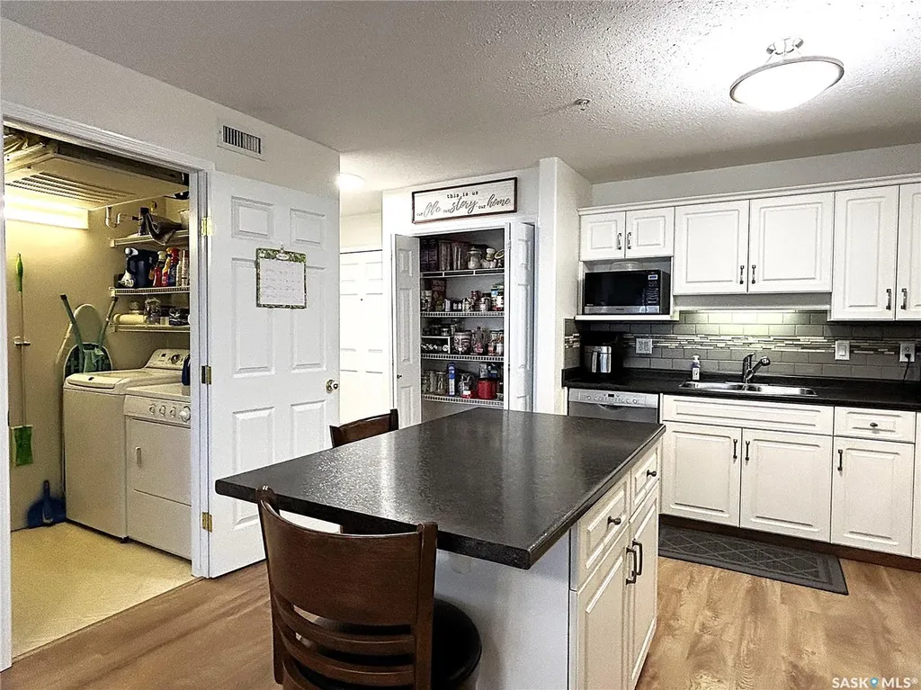 910 Heritage View Saskatoon SK S7H 5S4