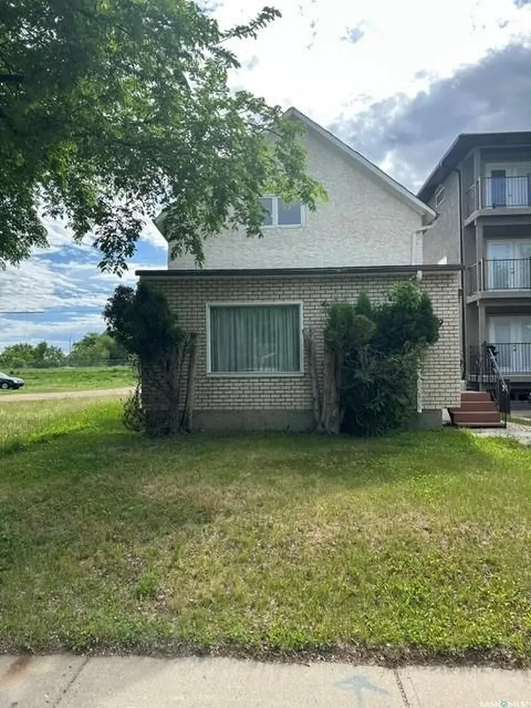 509 3rd Avenue NE Moose Jaw SK S6H 1E3