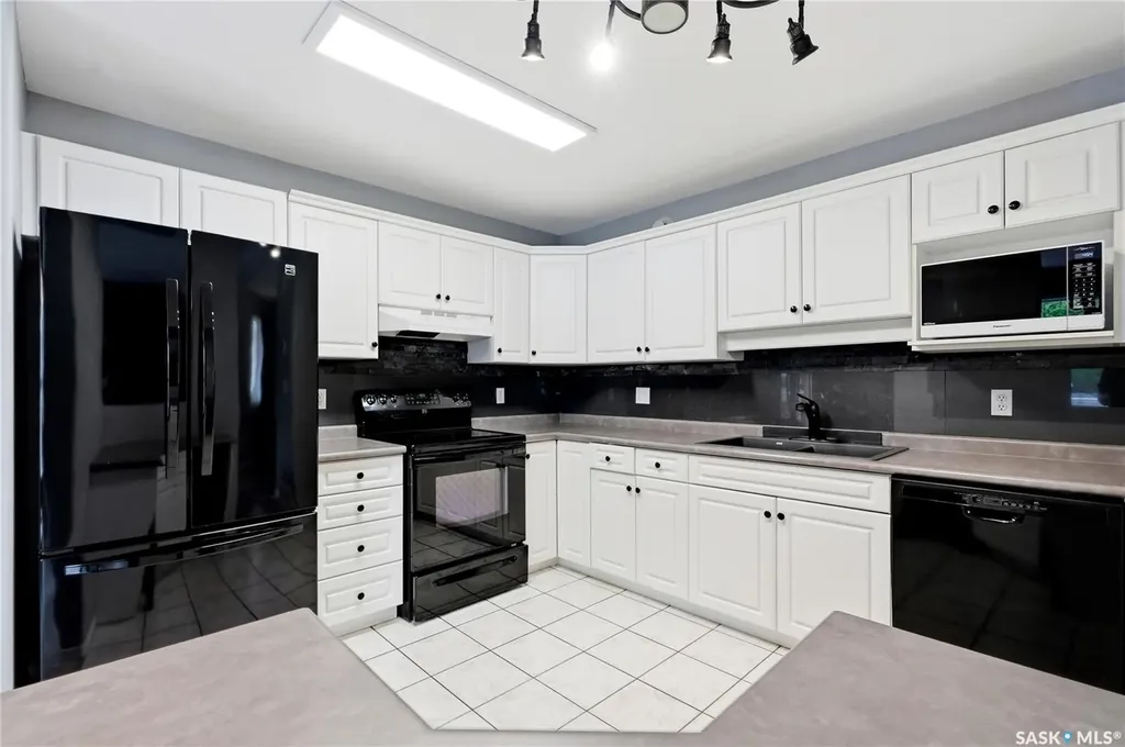 905 9th Street E Saskatoon SK S7H 0M9