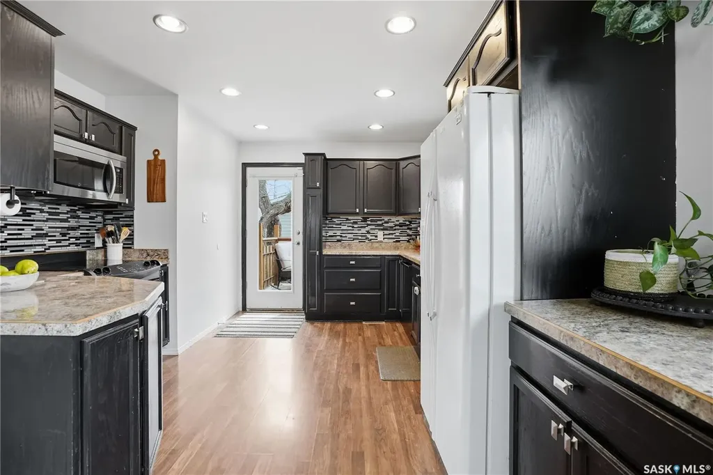 737 Vaughan Street Moose Jaw SK S6H 5N4