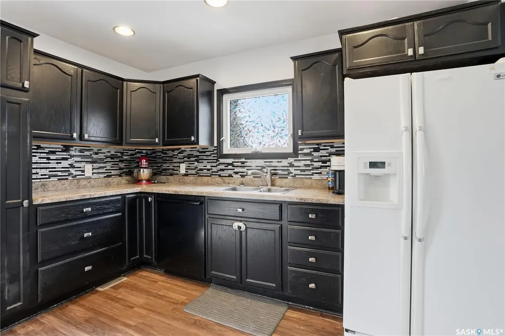 737 Vaughan Street Moose Jaw SK S6H 5N4