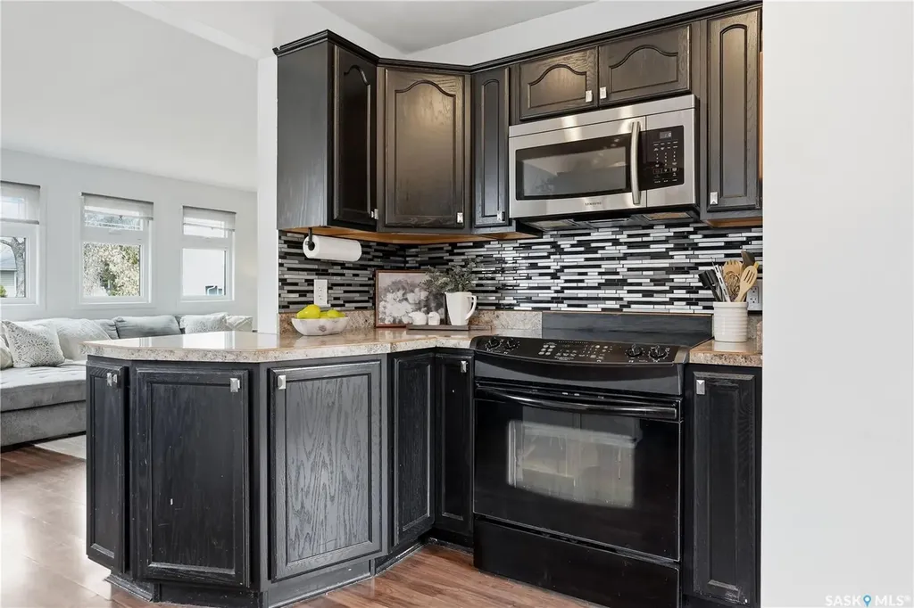737 Vaughan Street Moose Jaw SK S6H 5N4