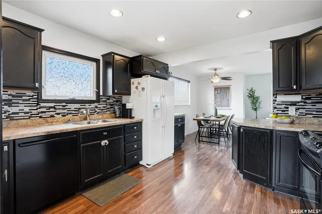 737 Vaughan Street Moose Jaw SK S6H 5N4