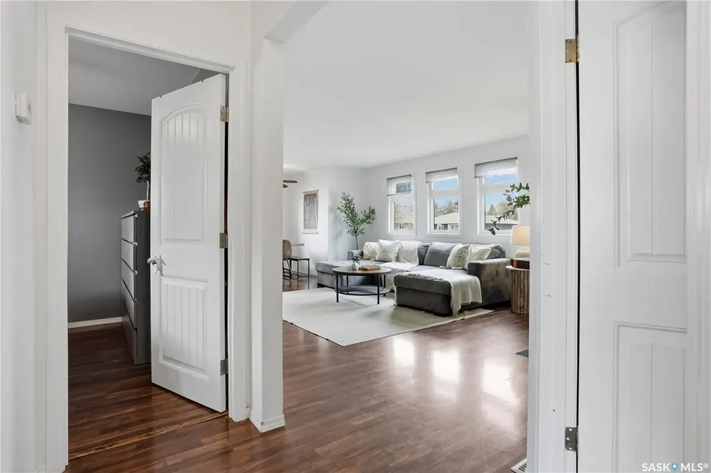 737 Vaughan Street Moose Jaw SK S6H 5N4