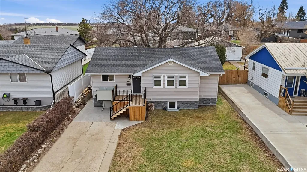 737 Vaughan Street Moose Jaw SK S6H 5N4