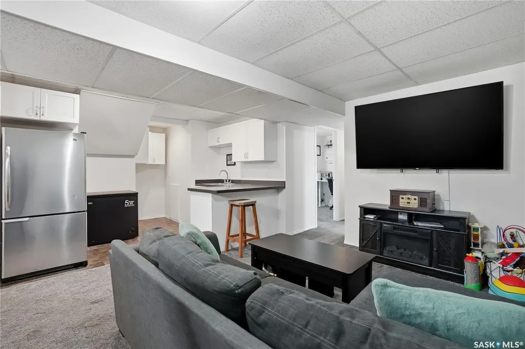 737 Vaughan Street Moose Jaw SK S6H 5N4