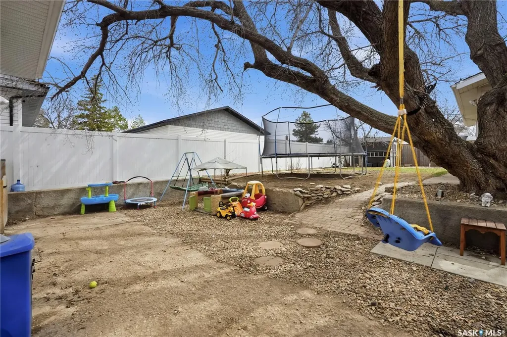 737 Vaughan Street Moose Jaw SK S6H 5N4