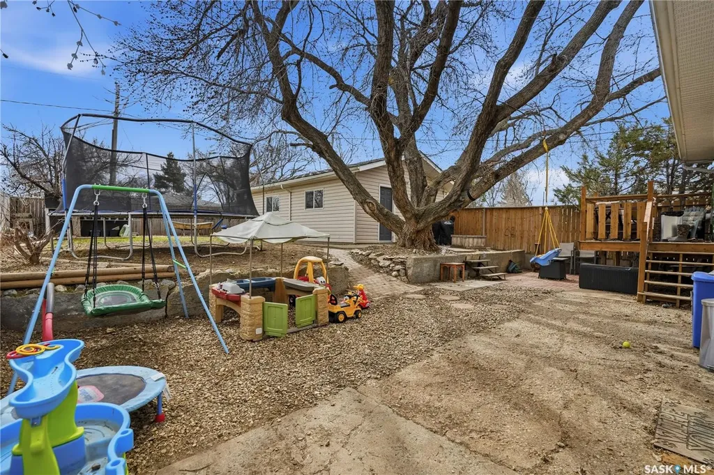 737 Vaughan Street Moose Jaw SK S6H 5N4