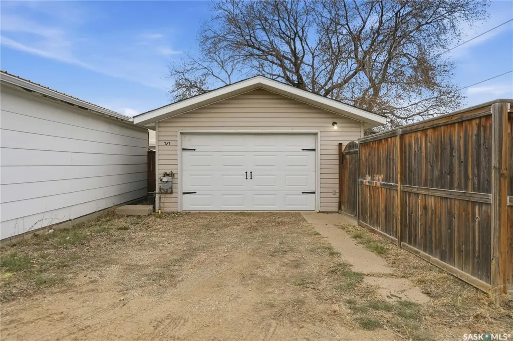 737 Vaughan Street Moose Jaw SK S6H 5N4