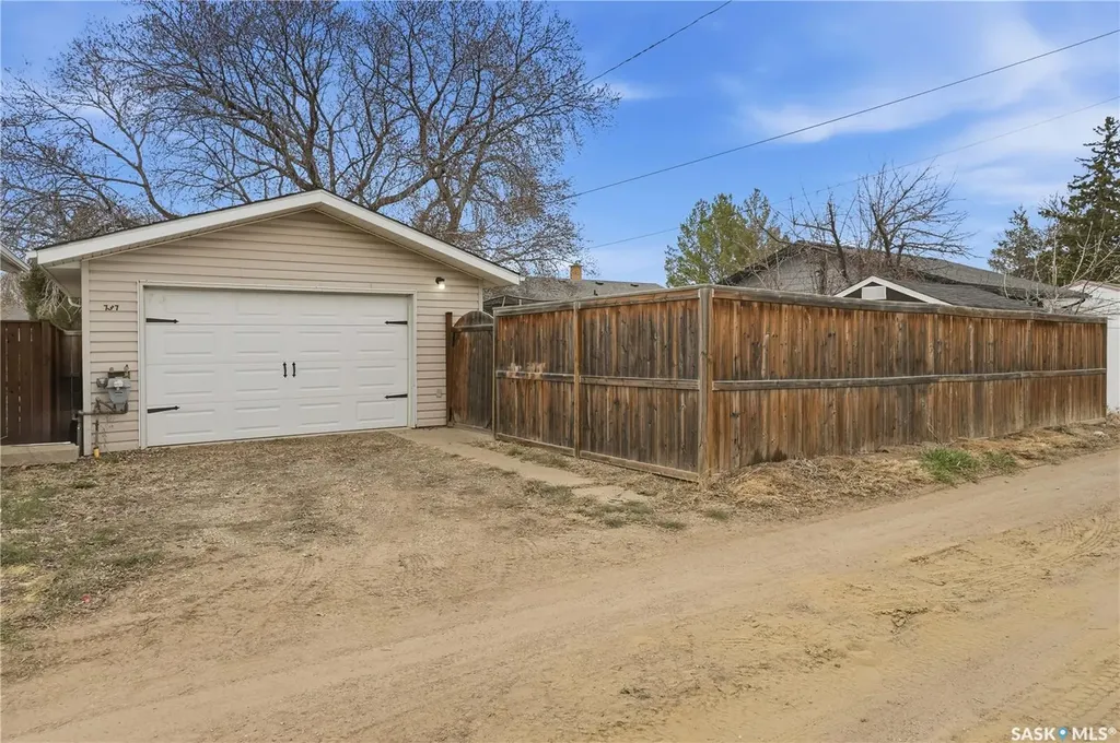 737 Vaughan Street Moose Jaw SK S6H 5N4