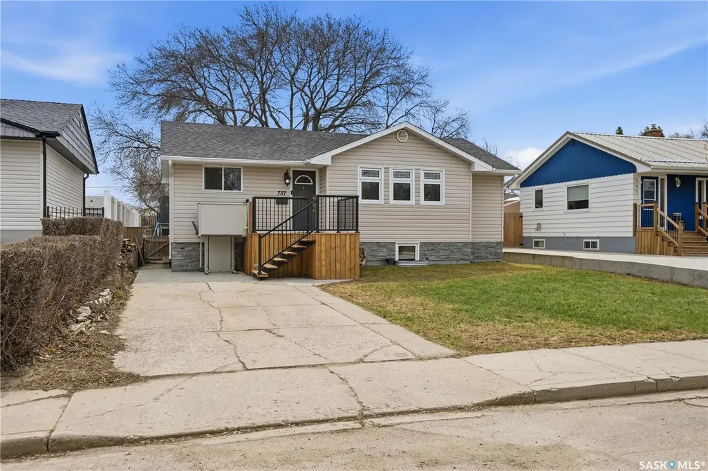 737 Vaughan Street Moose Jaw SK S6H 5N4