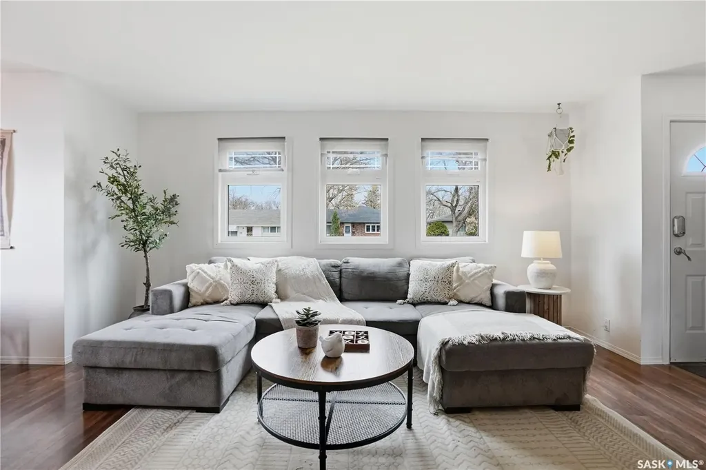 737 Vaughan Street Moose Jaw SK S6H 5N4