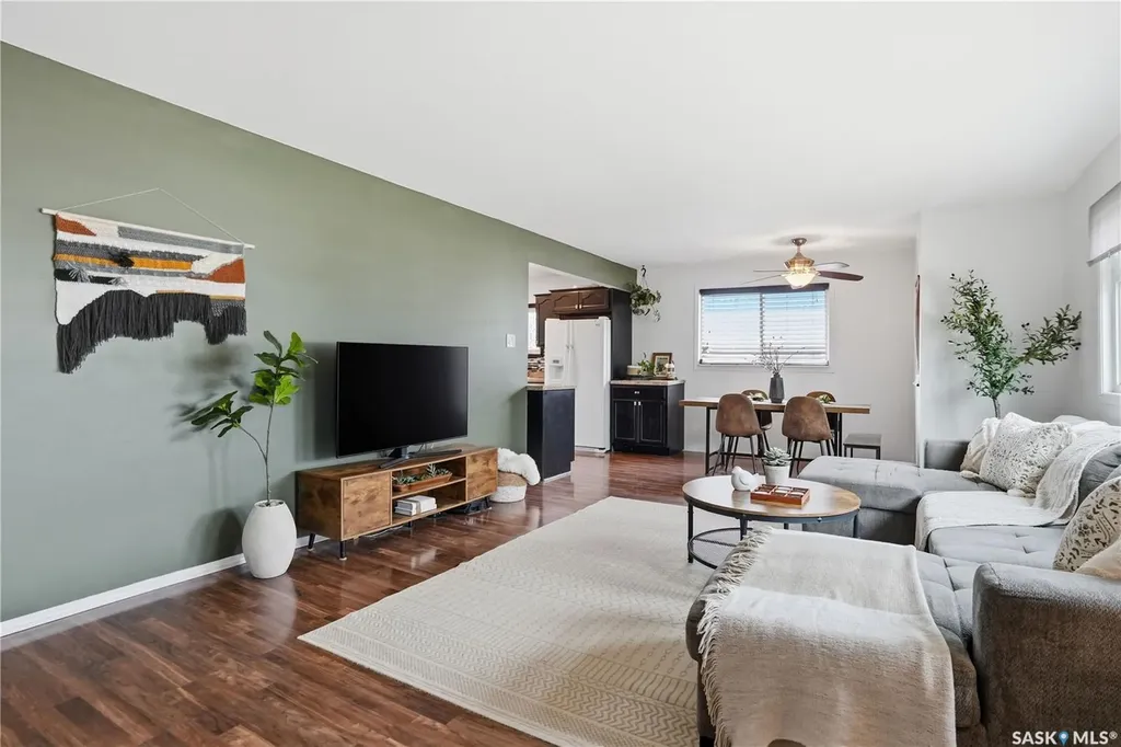 737 Vaughan Street Moose Jaw SK S6H 5N4