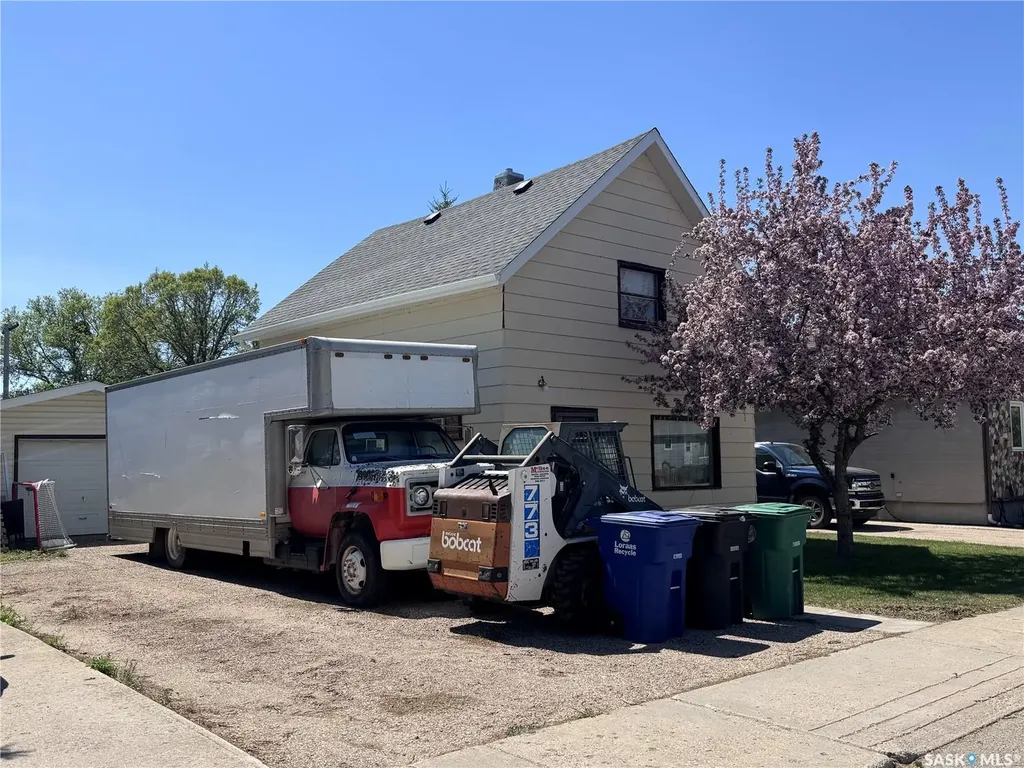 408 4th Avenue E Biggar SK S0K 0M0